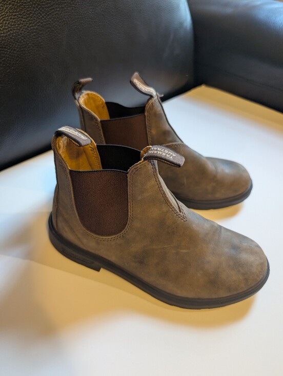 Blundstone Shoes - Blundstone Chelsea Boots in Taupe Brown Size 6(3) In VGUC